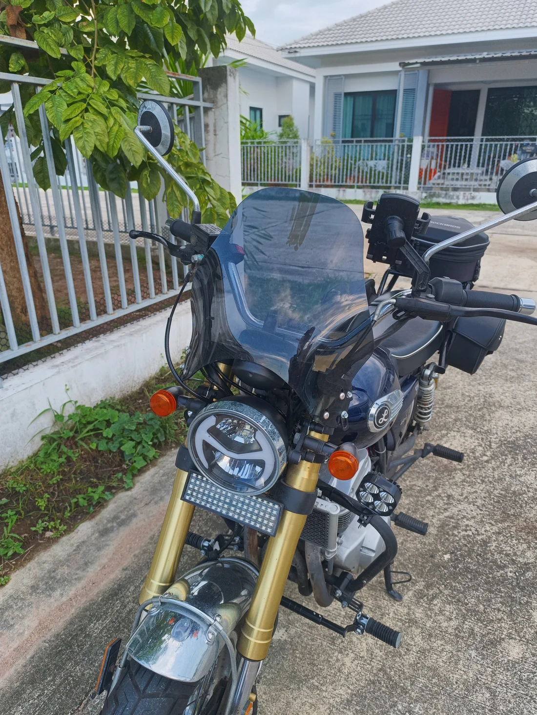 Front view of the universal tinted windscreen installed on my GPX 250 Twin